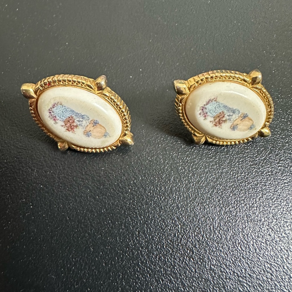 vintage Avon Precious Moments  clip on earrings.